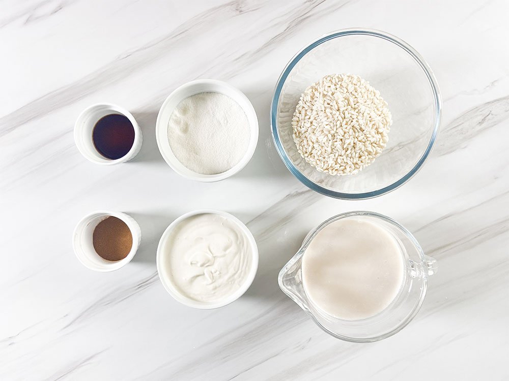Visão dos ingredientes que serão usados para fazer o arroz doce sem lácteos e vegano