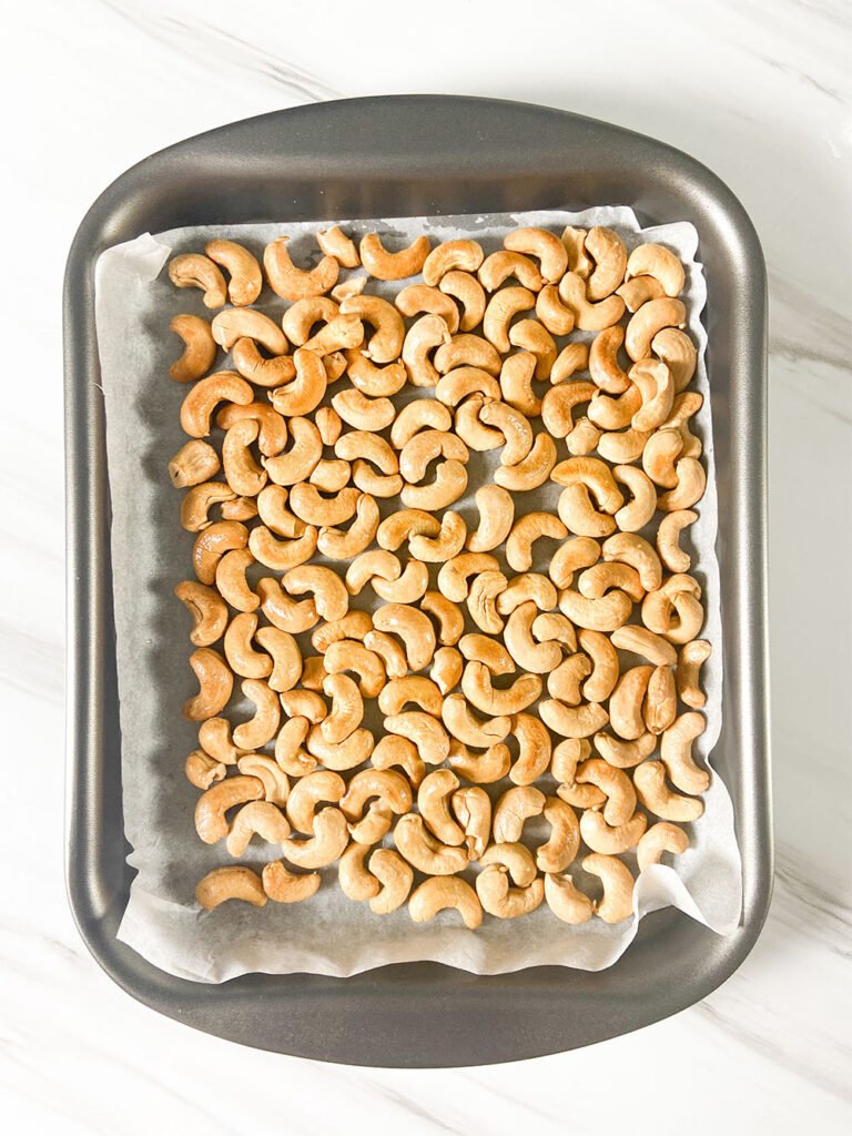 Visão das castanhas de caju que saíram do forno já torradas