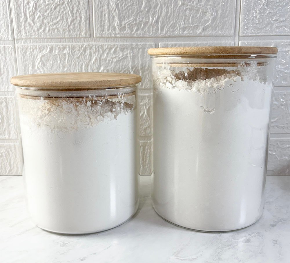 Visão de dois potes do mix de farinhas de sem glúten