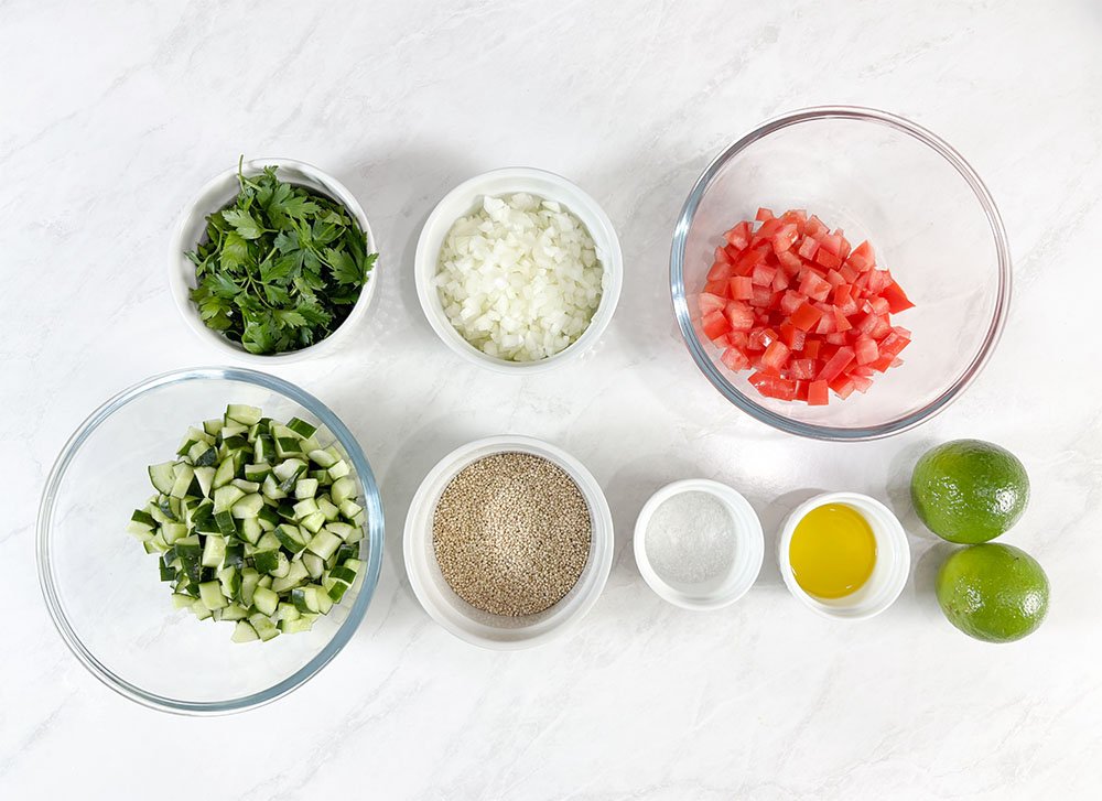 Visão dos ingredientes que serão utilizados para fazer o tabule de quinoa sem glúten