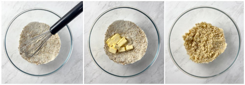 Visão do passo a passo do crumble de maça sem glúten da parte da cobertura: misturar os ingredientes secos com a manteiga e misturar até formar uma farofa grossa