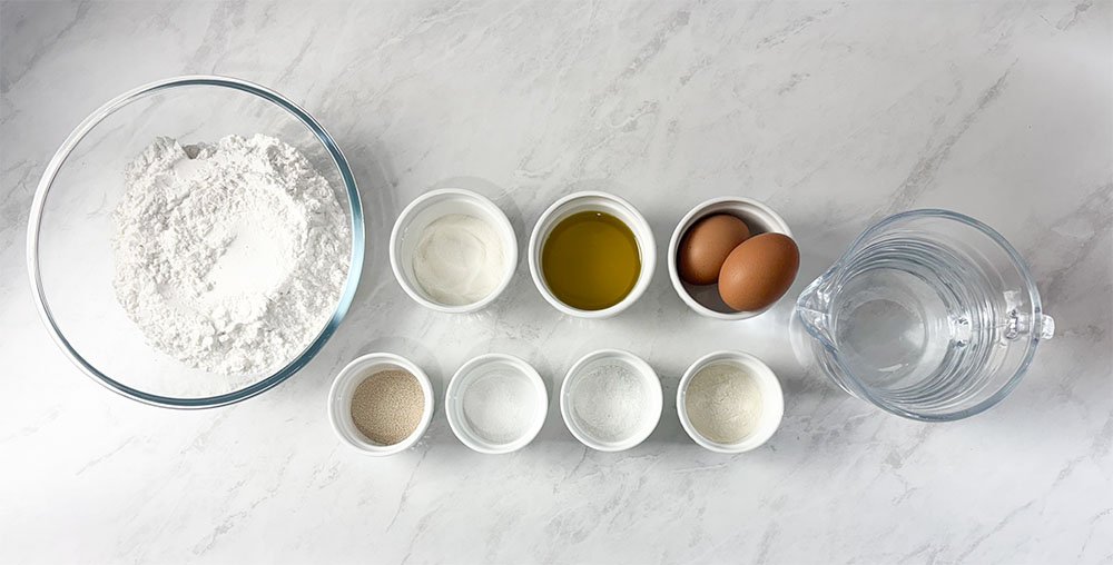 Visão frontal dos ingredientes para fazer o pão de forma sem glúten