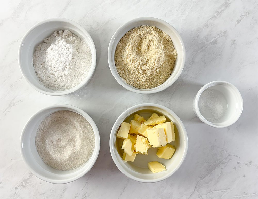 Visão frontal dos ingredientes para a farofa doce dos muffins de banana sem glúten