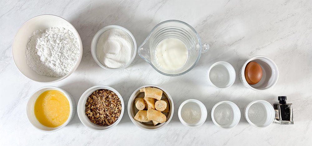 Visão frontal dos ingredientes utilizados para fazer o muffin de banana sem glúten