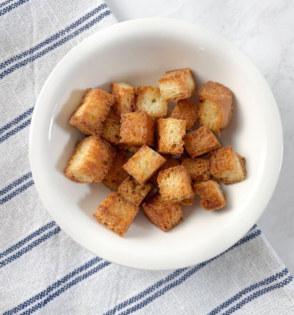 Visão frontal dos croutons sem glúten em uma tigela