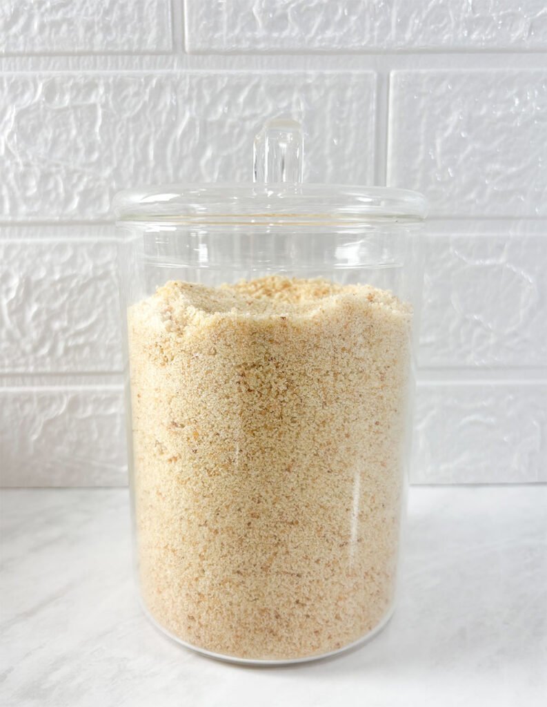 Visão frontal da farinha de rosca sem glúten em um pote de vidro