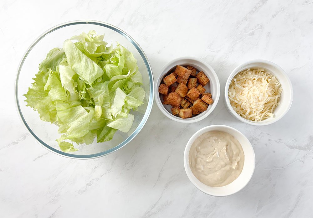 Visão dos ingredientes para montar a salada caesar sem glúten