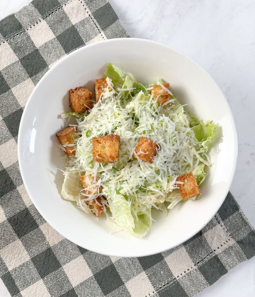 Visão frontal da salada caesar sem glúten