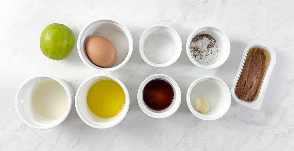 Visão dos ingredientes do molho para salada caesar sem glúten