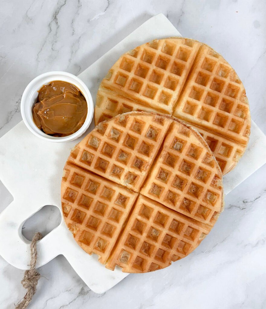 Visão frontal do waffle de pão de queijo sem glúten