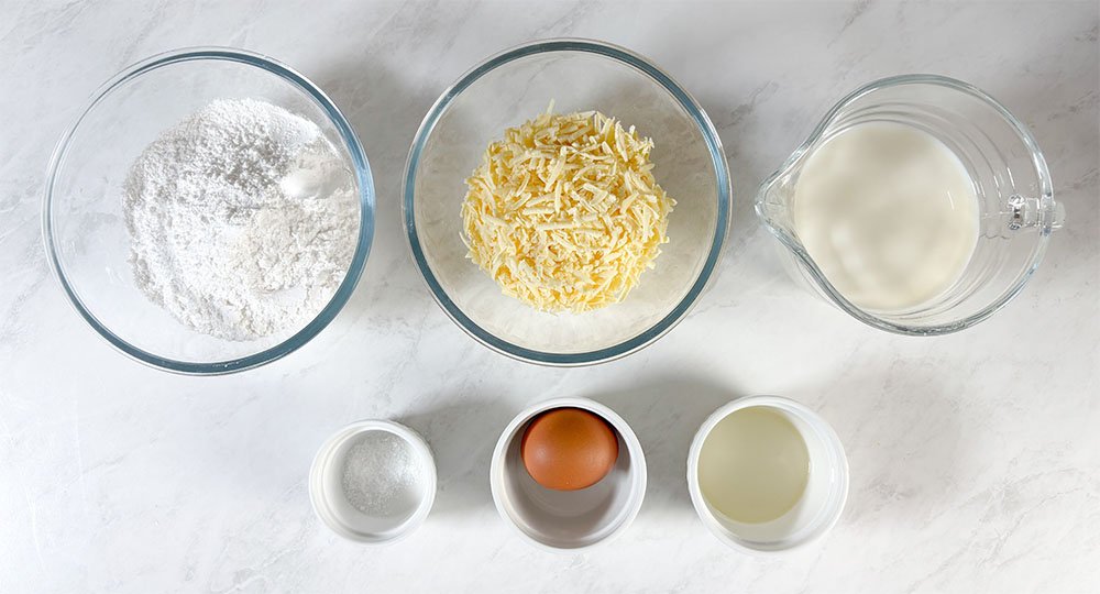 Visão dos ingredientes para fazer o waffle de pão de queijo