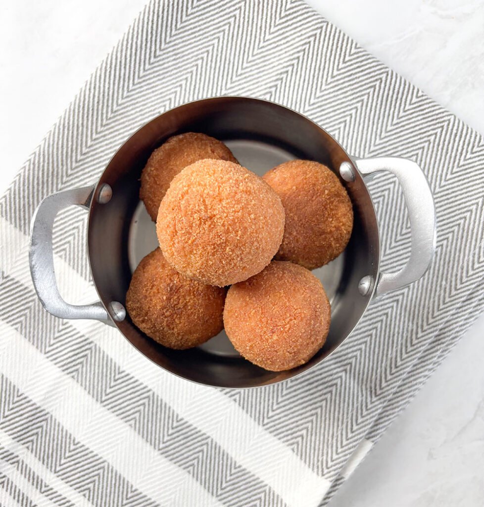 Visão frontal do arancini sem glúten finalizado