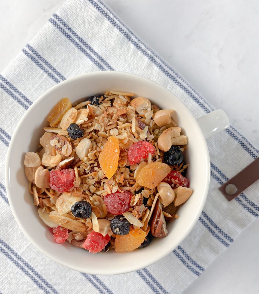 Visão frontal da granola sem glúten pronta em uma tigela 