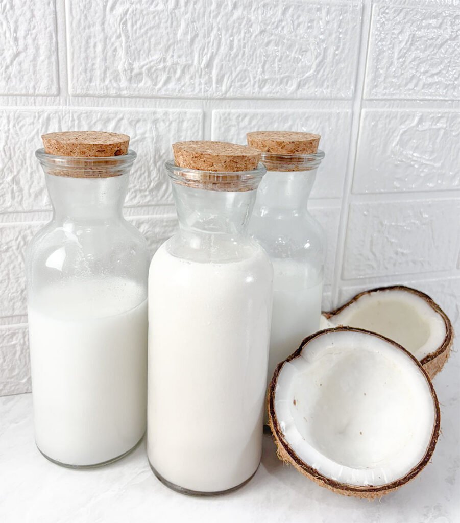 Visão frontal dos 3 leite de coco feito com coco fresco, seco em flocos e seco ralado