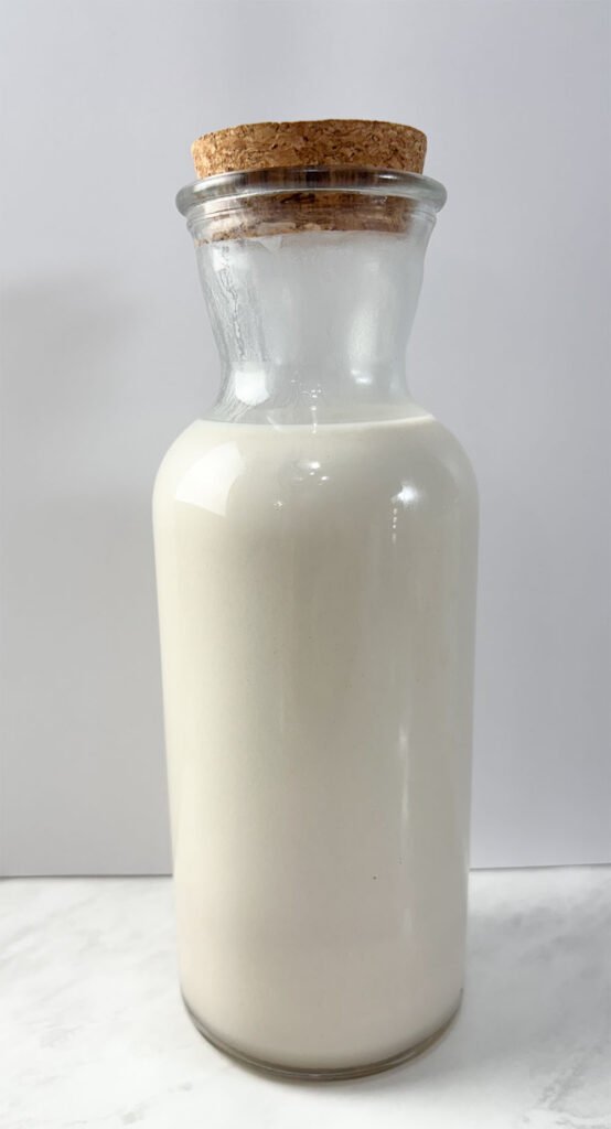 Visão frontal do leite de coco feito com coco fresco