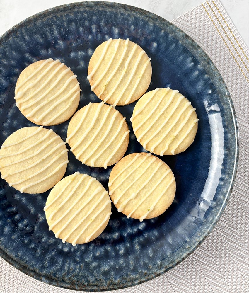 visão frontal dos biscoitos de limão sem glúten