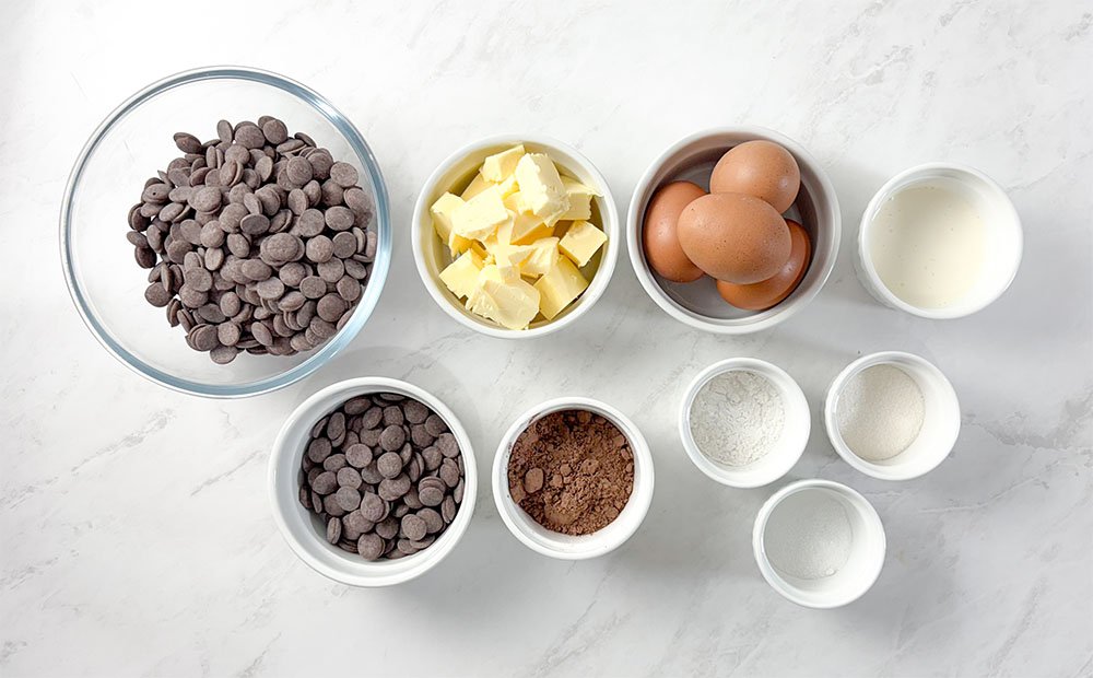 visão dos ingredientes para fazer o bolo fudge de chocolate sem glúten