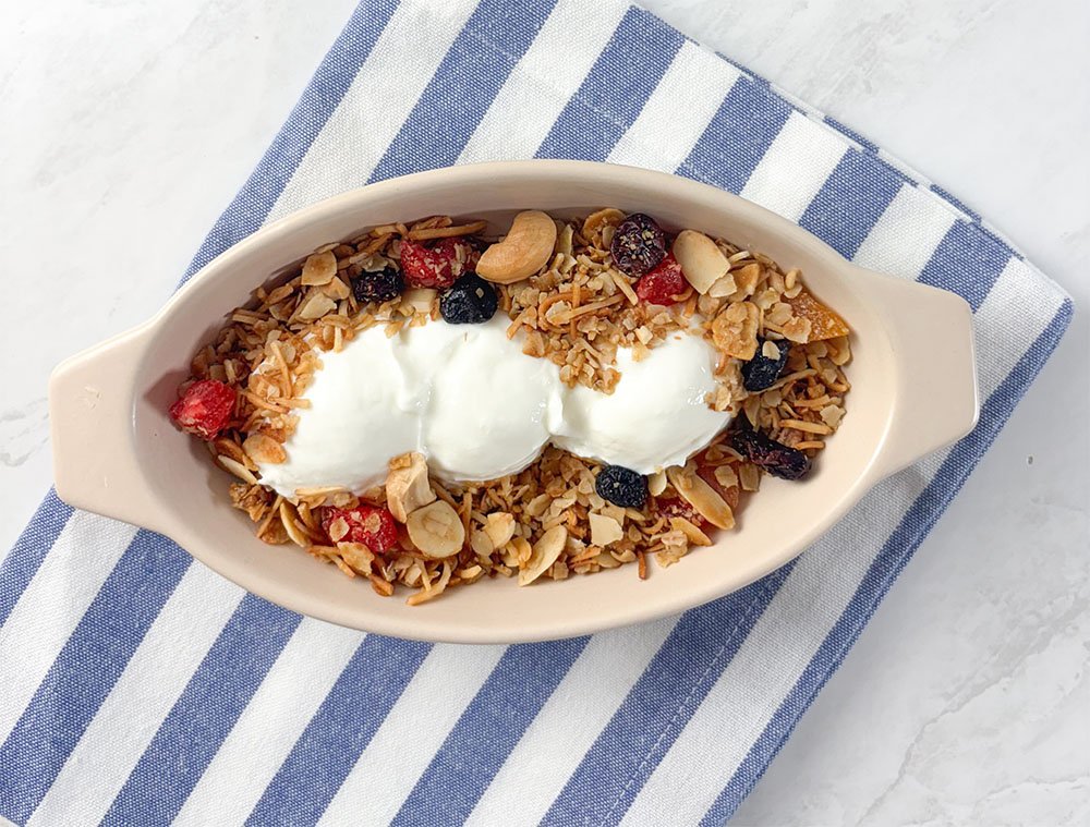 visão frontal do iogurte grego sem lactose servido acompanhado de granola