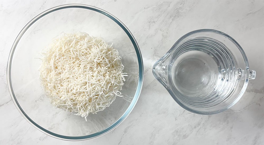 visão dos ingredientes para fazer o leite de coco com coco seco em flocos