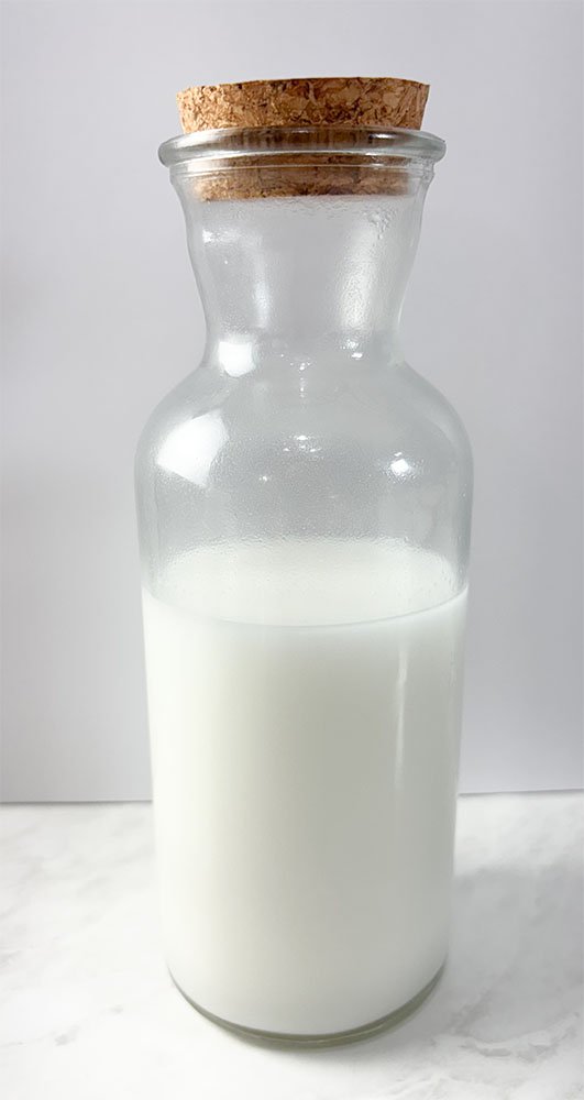 visão frontal do leite de coco feito com coco seco ralado