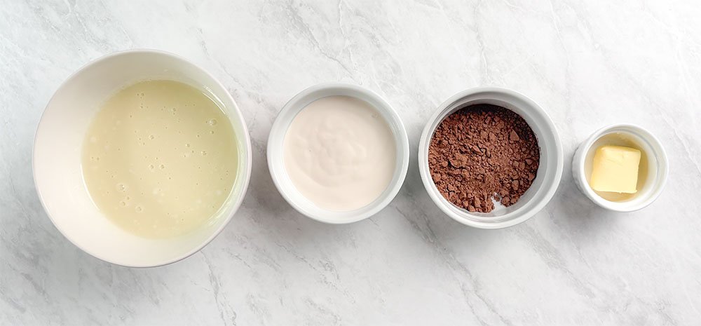 visão dos ingredientes da cobertura do bolo de cenoura sem gluten