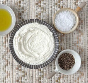 Visão frontal da ricota sem lactose em um tigela