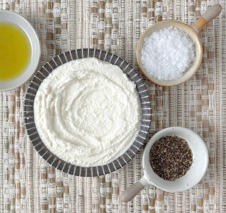 Visão frontal da ricota sem lactose em um tigela